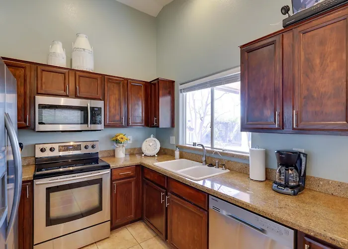 Golf & Hike: Family W/ Patio In Glendale *